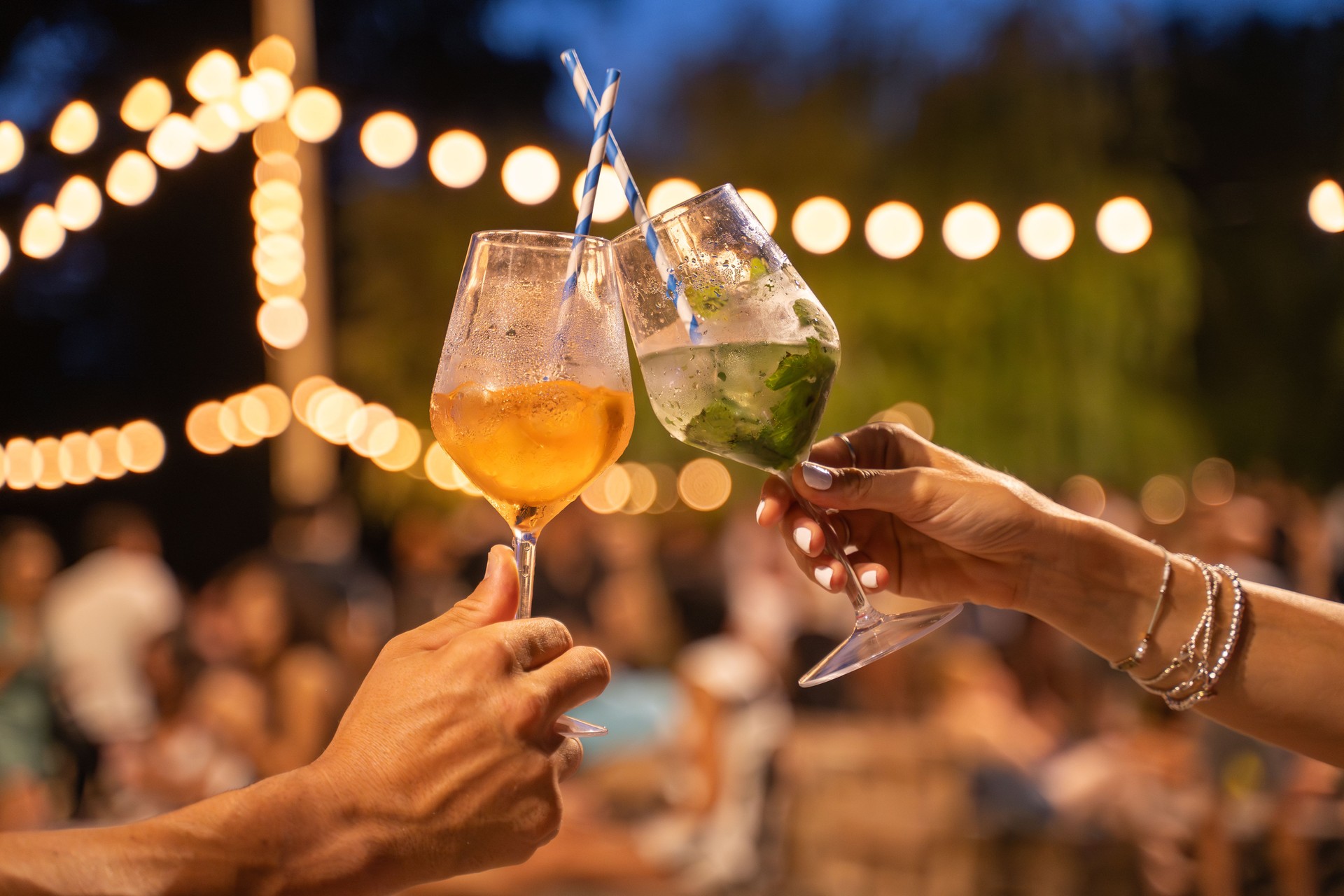 Coppia che tiene i cocktail fa tintinnare i bicchieri insieme