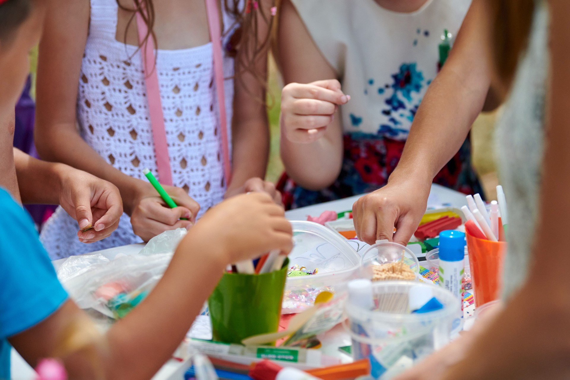 Fabbricazione di carta per bambini con i genitori in una festa per bambini all'aperto, pittura, stampaggio di plastilina