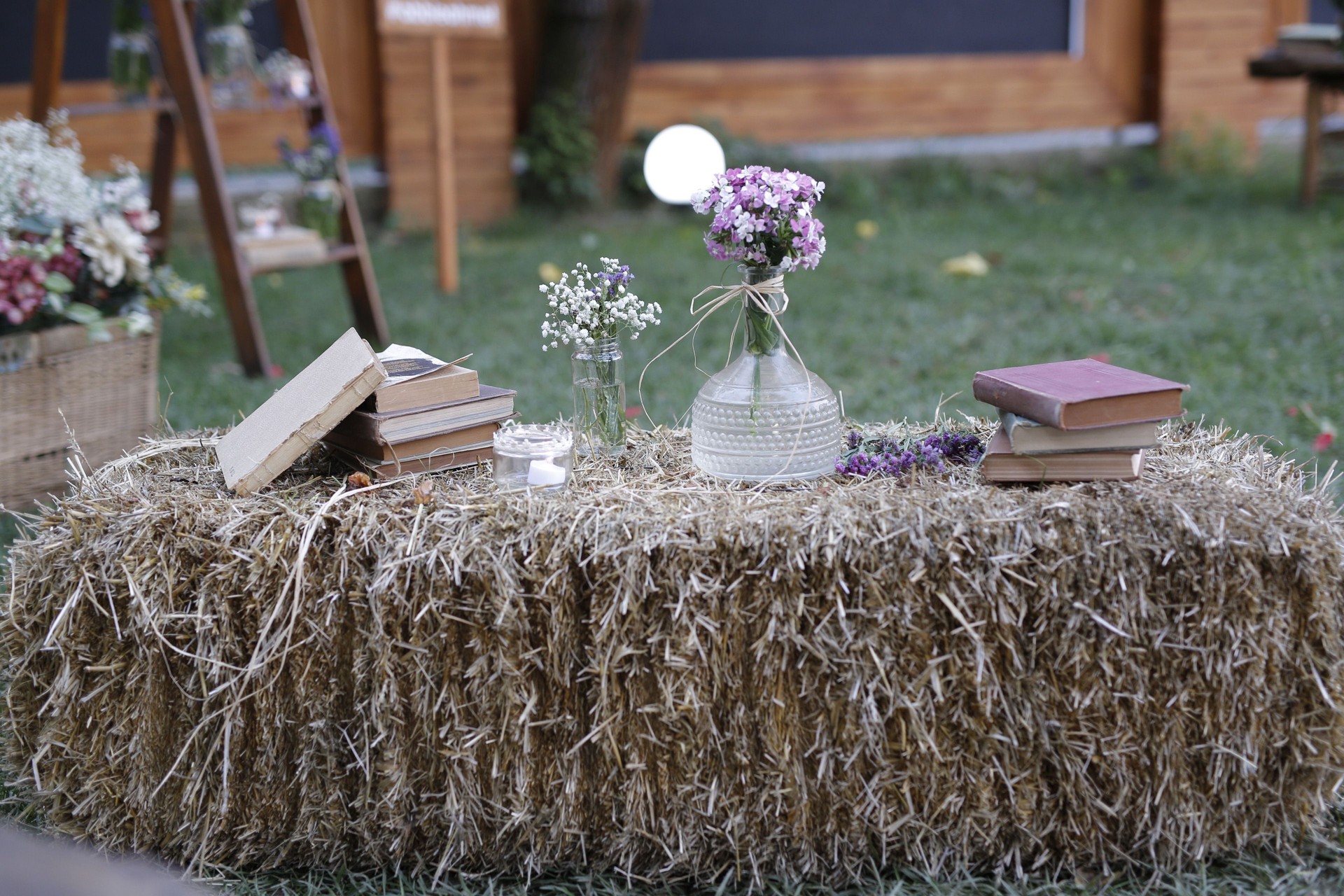Decorazione del tavolo, cerimonia nuziale, fiori, concetto di matrimonio retrò