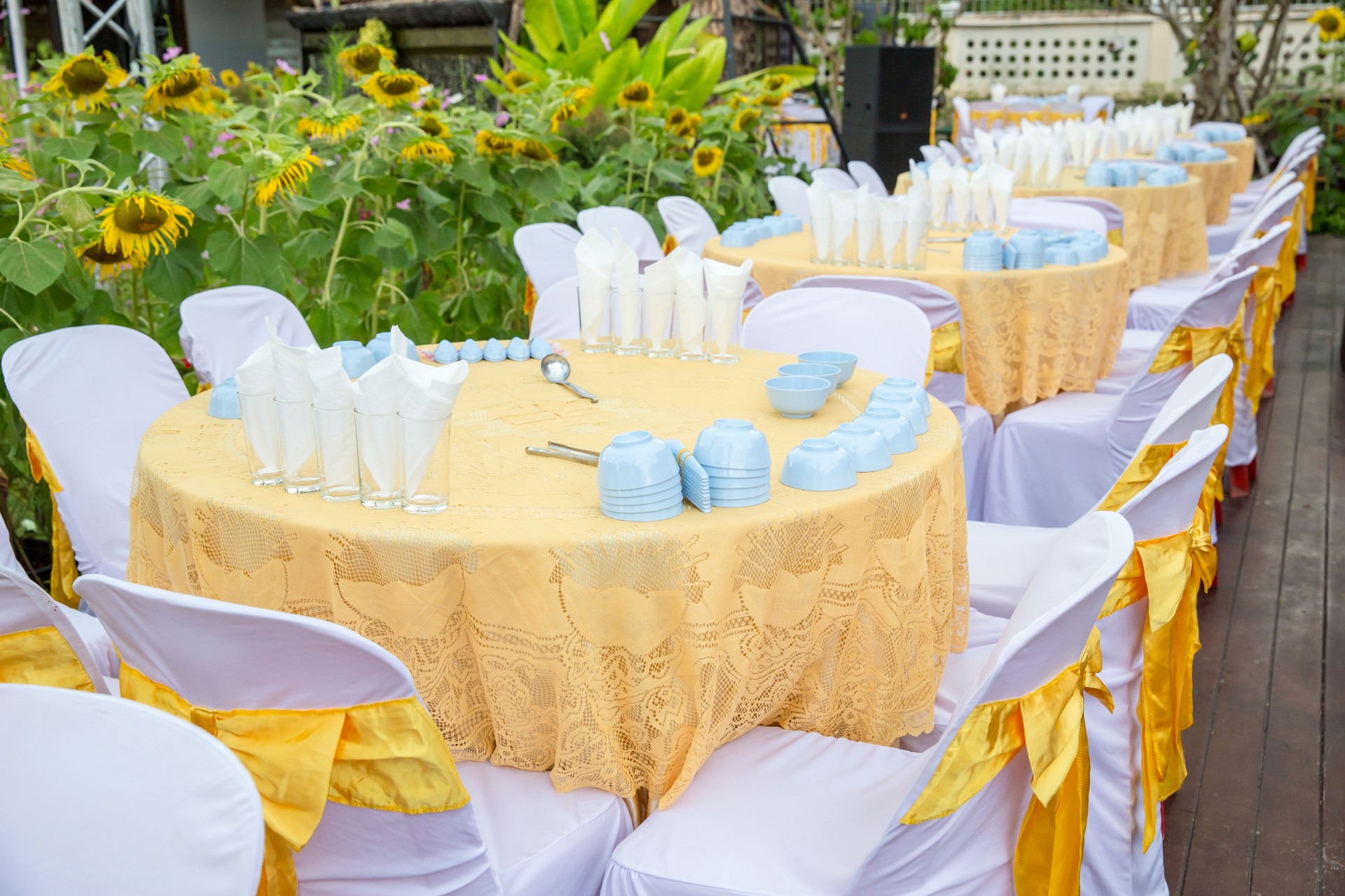 tavolo impostato per il matrimonio o un'altra cena evento catering, impostazione di tavolo da sposa di lusso per una cucina raffinata all'aperto