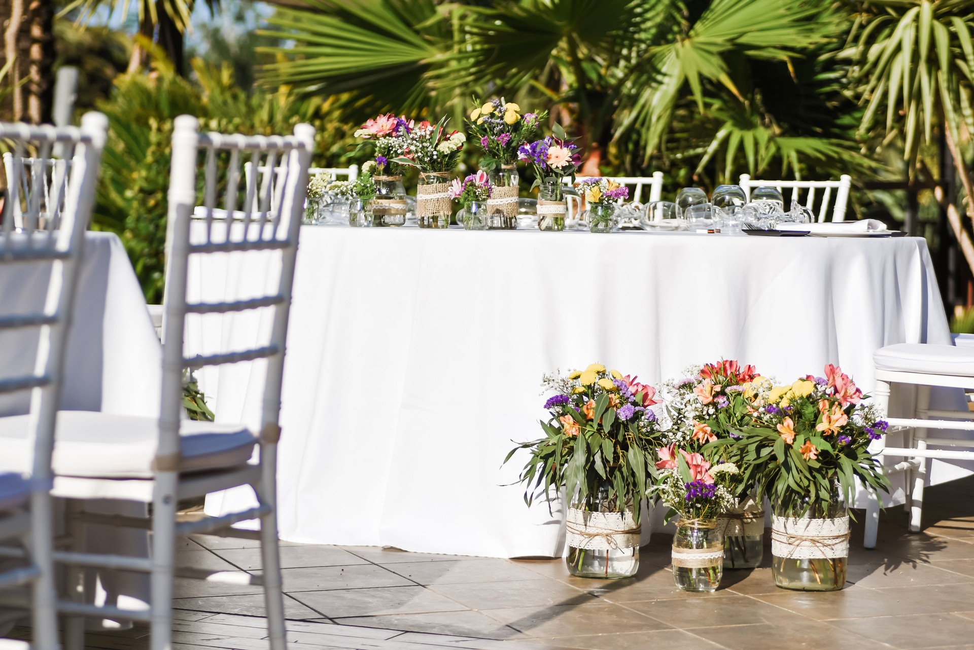 Celebrazione del matrimonio all'aperto in un ristorante