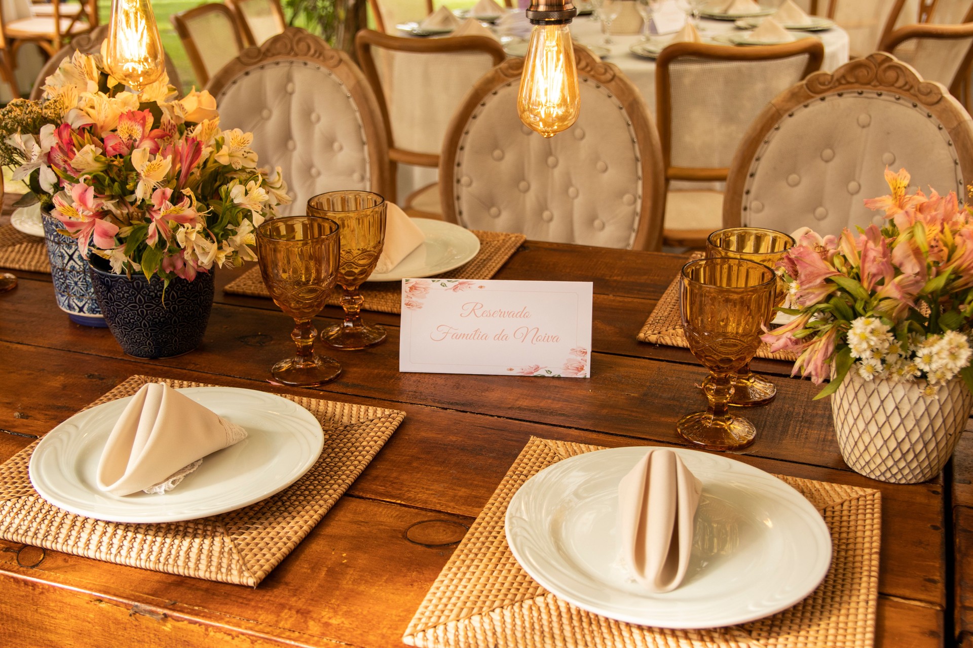 Configurazione del matrimonio. Banchetto con tavolo e sedie. Decorazione, fiori, oggetti, vetro